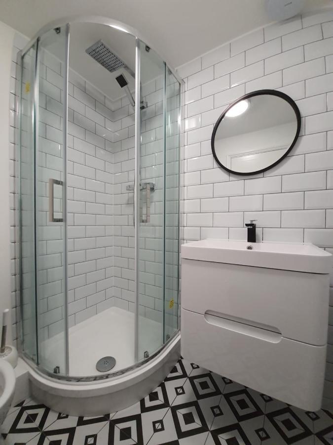 Pensión In With Shared Bathroom *
